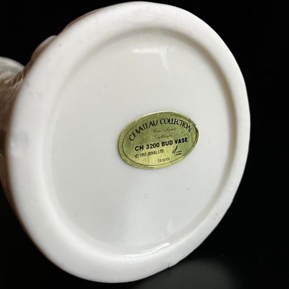 Chateau Collection Ivory & Gold Bud Vase Made in Taiwan - Picture 2 of 5